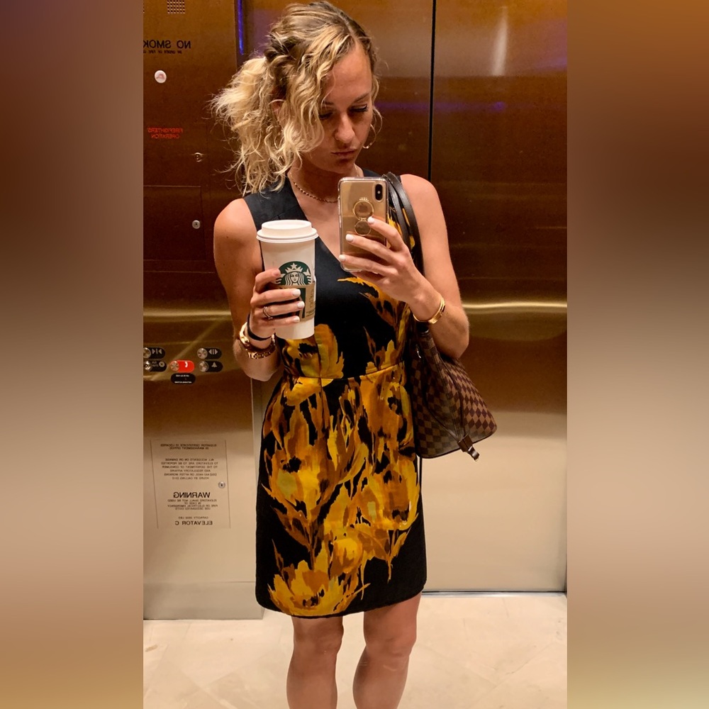 Beautiful dress. Great for business casual or going to happy hour after work.